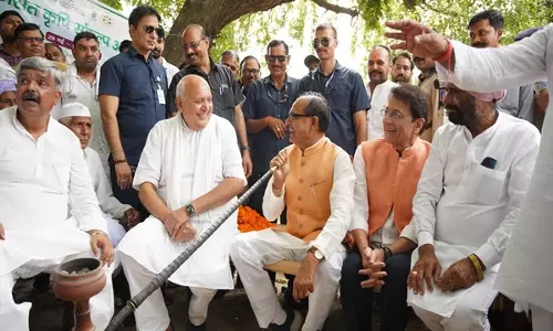 शिवराज सिंह चौहान ने Meerut में पारंपरिक खाट पर बैठकर किसानों से संवाद किया शिवराज सिंह चौहान ने Meerut में पारंपरिक खाट पर बैठकर किसानों से संवाद किया