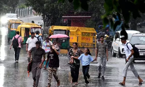 दिल्ली शहर में हल्की बारिश और तूफान