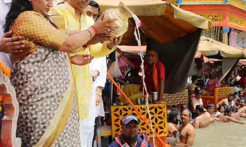 Rekha ने गंगा में डुबकी लगाई, दिल्ली वासियों की खुशहाली के लिए प्रार्थना की Rekha ने गंगा में डुबकी लगाई, दिल्ली वासियों की खुशहाली के लिए प्रार्थना की