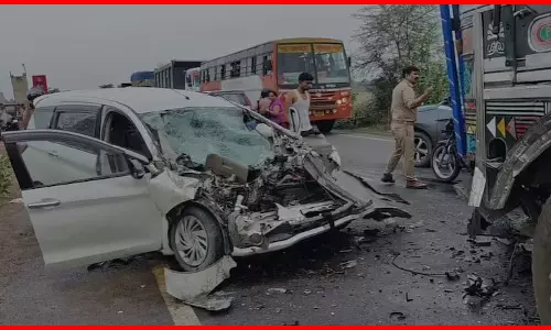 ट्रक और कार में जोरदार टक्कर, चार की मौत