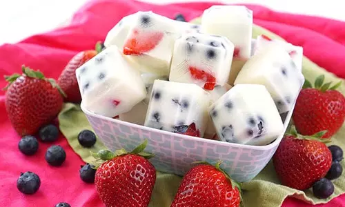 Recipe: फ्रोजन योगर्ट फ्रूट बाइट्स स्वादिष्ट और स्वास्थ्य के लिए बहुत ही सेहतमंद हैं Recipe: फ्रोजन योगर्ट फ्रूट बाइट्स स्वादिष्ट और स्वास्थ्य के लिए बहुत ही सेहतमंद हैं