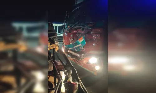 ट्रक ने मारी ऑटो को टक्कर, पति-पत्नी समेत चार की मौत ट्रक ने मारी ऑटो को टक्कर, पति-पत्नी समेत चार की मौत