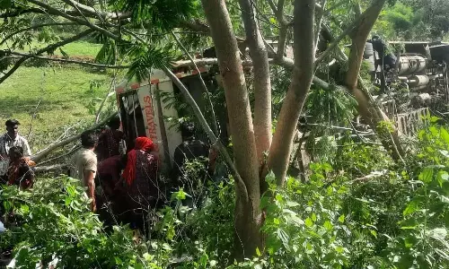 Odisha : मलकानगिरी में यात्रियों से भरी बस पलटने से 50 लोग घायल