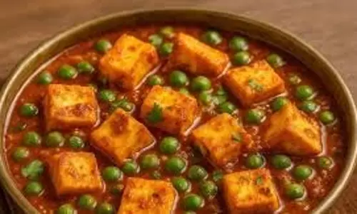 Recipe: डिनर में बनाएं ढाबा स्टाइल मटर पनीर