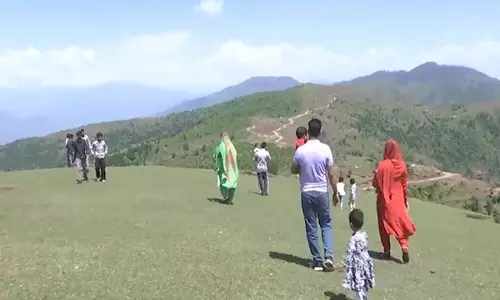 Rajouri में पर्यटकों के आकर्षण का केंद्र बन रहा नंगा थब, स्थानीय लोगों और पर्यटकों ने बुनियादी ढांचे की कमी को उजागर किया
