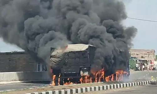 West Medinipur: हाईवे पर जल उठा कंटेनर ट्रक, आग की चपेट में आईं आठ कारें
