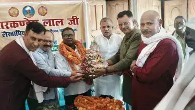 Ballia: मारकण्डेय लाल को सेवा निवृत्ति पर शिक्षक संघ ने दी ससम्मान विदाई