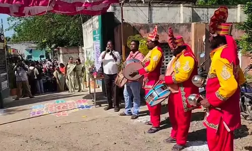 वेल्लोर में पहली कक्षा के छात्रों का ढोल बजाकर स्वागत किया गया