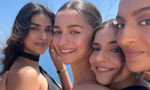 Girl Gang संग स्पेन में मस्ती करती दिखीं आलिया Girl Gang संग स्पेन में मस्ती करती दिखीं आलिया