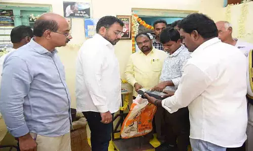 Andhra में उचित मूल्य की दुकानों पर आवश्यक वस्तुओं का वितरण फिर से शुरू Andhra में उचित मूल्य की दुकानों पर आवश्यक वस्तुओं का वितरण फिर से शुरू