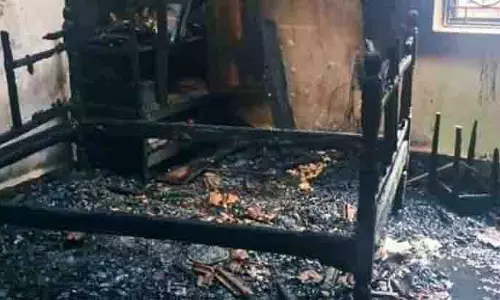 Shanti Nagar के घर में मच्छर मारने वाली कॉइल से लगी आग, 2 लाख रुपये का नुकसान Shanti Nagar के घर में मच्छर मारने वाली कॉइल से लगी आग, 2 लाख रुपये का नुकसान