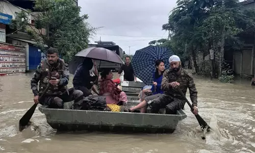 Manipur : सुरक्षा कर्मियों ने पूर्वोत्तर राज्यों में बाढ़ में फंसे लोगों को बचाया