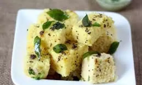 Dhokla: गर्मियों में  सिर्फ 15 मिनट में बनाएं ढोकला