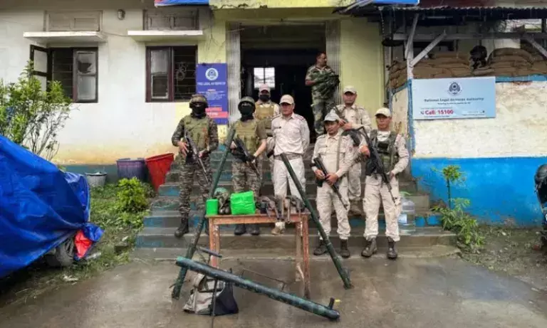 Manipur: चुराचांदपुर में 3 इलेक्ट्रॉनिक उपकरण निष्क्रिय, हथियार बरामद Manipur: चुराचांदपुर में 3 इलेक्ट्रॉनिक उपकरण निष्क्रिय, हथियार बरामद