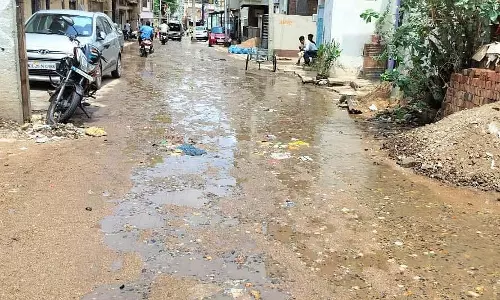 Guledagudda : सड़क पर बह रहा पानी