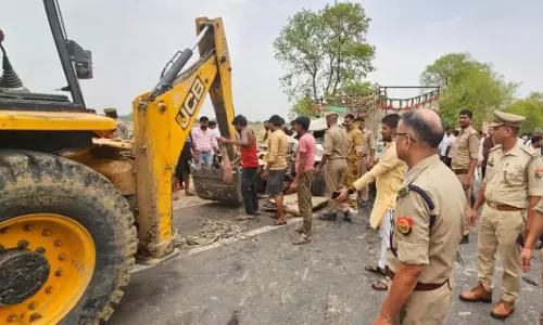 Chitrakoot: झांसी-मीरजापुर हाईवे पर डीसीएम व पिकअप की आमने-सामने भिड़ंत में चार की मौत Chitrakoot: झांसी-मीरजापुर हाईवे पर डीसीएम व पिकअप की आमने-सामने भिड़ंत में चार की मौत