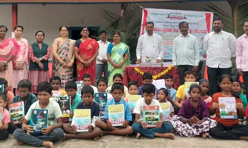 Hubli : स्कूली बच्चों तक पहुंचीं पाठ्य पुस्तकें और यूनिफॉर्म Hubli : स्कूली बच्चों तक पहुंचीं पाठ्य पुस्तकें और यूनिफॉर्म