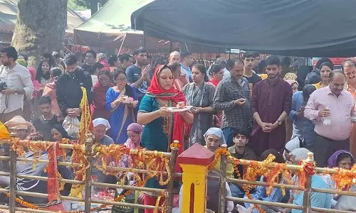 जम्मू से खीर भवानी यात्रा पर रवाना श्रद्धालु पुरानी यादों में खो गए जम्मू से खीर भवानी यात्रा पर रवाना श्रद्धालु पुरानी यादों में खो गए
