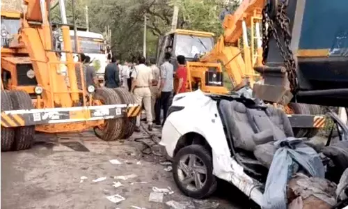 Mahendragarh के उन्हाणी गांव के पास कार के डंपर से टकराने से 4 लोगों की मौत