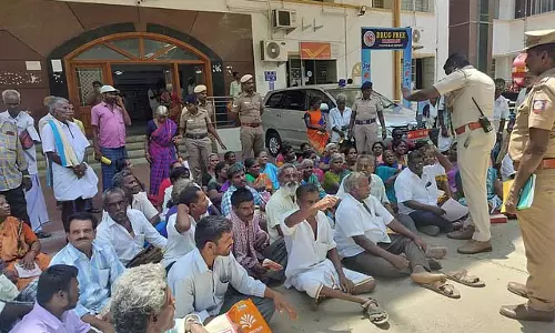 Tamil Nadu : विकलांग लोगों ने विल्लुपुरम प्रशासनिक भवन पर धरना दिया