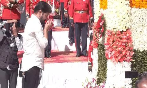 Telangana CM ने राज्य स्थापना दिवस पर शहीदों को पुष्पांजलि अर्पित की Telangana CM ने राज्य स्थापना दिवस पर शहीदों को पुष्पांजलि अर्पित की