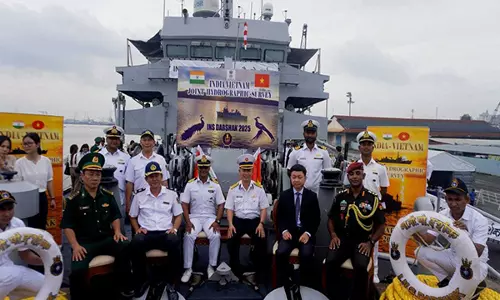 भारतीय नौसेना के पोत INS दर्शक ने वियतनाम के साथ हाइड्रोग्राफिक संबंधों को बढ़ावा देने के लिए हो ची मिन्ह सिटी का दौरा किया