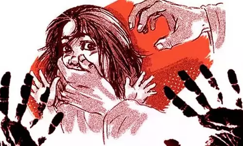 अस्पताल में बेड न मिलने के कारण घंटों एंबुलेंस में इंतजार करने के बाद बलात्कार पीड़िता की मौत