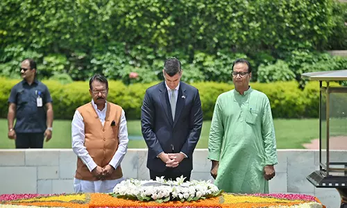 पराग्वे के राष्ट्रपति पालासिओस ने राजघाट पर Mahatma Gandhi को श्रद्धांजलि दी पराग्वे के राष्ट्रपति पालासिओस ने राजघाट पर Mahatma Gandhi को श्रद्धांजलि दी