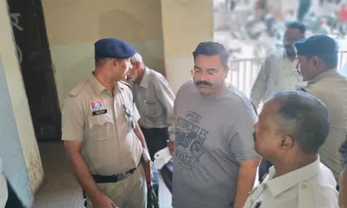 रायपुर कोर्ट में आज फिर शराब कारोबारी विजय भाटिया को पेश किया गया