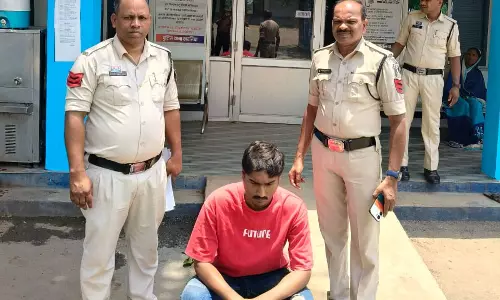 ट्रेलर लूट का पर्दाफाश, स्विफ्ट कार के साथ चार बदमाश गिरफ्तार ट्रेलर लूट का पर्दाफाश, स्विफ्ट कार के साथ चार बदमाश गिरफ्तार