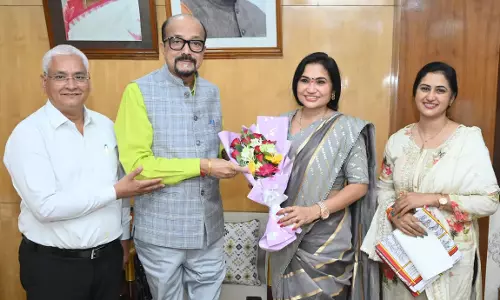 राज्यपाल डेका से छत्तीसगढ़ राज्य केश शिल्प कल्याण बोर्ड की अध्यक्ष ने की भेंट