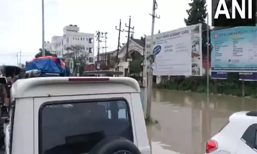 संयुक्त बचाव अभियान के तहत JNIMS के मेडिकल छात्रों और कर्मचारियों को भारी जलभराव के बीच निकाला गया संयुक्त बचाव अभियान के तहत JNIMS के मेडिकल छात्रों और कर्मचारियों को भारी जलभराव के बीच निकाला गया