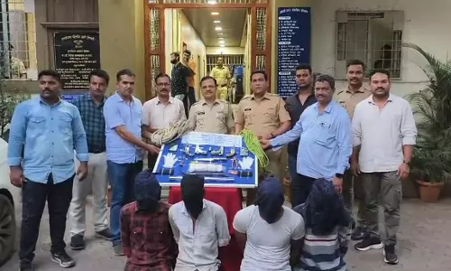 भिवंडी में BMW से डकैती की कोशिश नाकाम; हथियारों के साथ 4 गिरफ्तार, ₹17 लाख के हथियार जब्त भिवंडी में BMW से डकैती की कोशिश नाकाम; हथियारों के साथ 4 गिरफ्तार, ₹17 लाख के हथियार जब्त