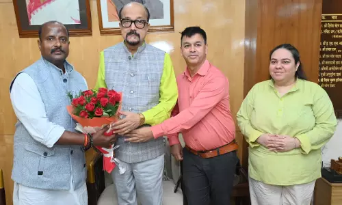 राज्यपाल रमेन डेका से वन अल्फाबेट फाउंडेशन के पदाधिकारियों ने भेंट की