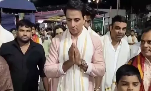 Actor Sonu Sood ने भगवान वेंकटेश्वर मंदिर में खुशी, समृद्धि के लिए प्रार्थना की Actor Sonu Sood ने भगवान वेंकटेश्वर मंदिर में खुशी, समृद्धि के लिए प्रार्थना की