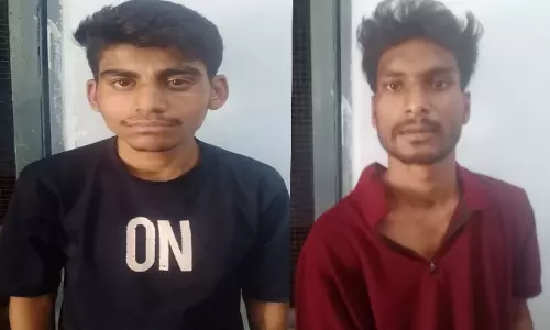 कुरूद के पास बाइक सवार से शराब पेटी जब्त, दो लड़के गिरफ्तार कुरूद के पास बाइक सवार से शराब पेटी जब्त, दो लड़के गिरफ्तार