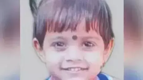 Kerala: नाले में गिरने से बच्ची की मौत, पहली बार स्कूल जाने के लिए तैयार थी बच्ची Kerala: नाले में गिरने से बच्ची की मौत, पहली बार स्कूल जाने के लिए तैयार थी बच्ची