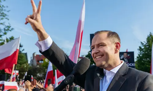 Poland के राष्ट्रपति चुनाव में करोल नवरोकी ने जीत दर्ज की