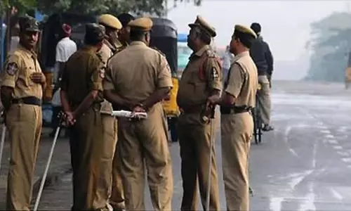SCB MCH टिकट काउंटर पर पुलिस ने व्यक्ति पर ‘हमला’ किया SCB MCH टिकट काउंटर पर पुलिस ने व्यक्ति पर ‘हमला’ किया