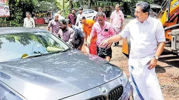 Kerala: मॉन्स जोसेफ की सुरक्षा में चूक, तेज़ रफ्तार कार से हुआ बड़ा खतरा Kerala: मॉन्स जोसेफ की सुरक्षा में चूक, तेज़ रफ्तार कार से हुआ बड़ा खतरा