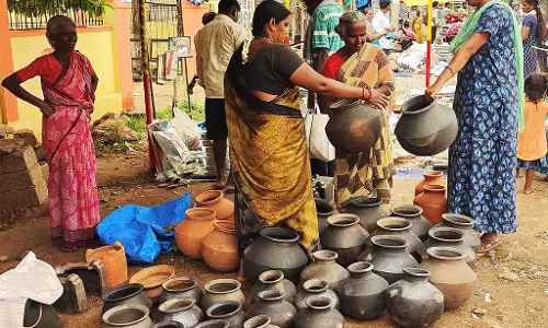 मिट्टी के बर्तनों की घटती मांग: मिट्टी के बर्तनों का चलन खत्म हो रहा मिट्टी के बर्तनों की घटती मांग: मिट्टी के बर्तनों का चलन खत्म हो रहा
