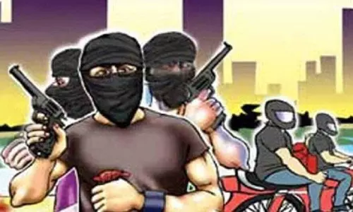 Assam: डिगबोई हाईवे पर अज्ञात बदमाशों ने 7 लाख रुपये लूटे Assam: डिगबोई हाईवे पर अज्ञात बदमाशों ने 7 लाख रुपये लूटे