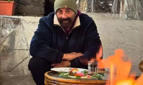 Sunny Deol : ने शेयर की छुट्टियों की तस्वीर, पूछा जगह बताओ