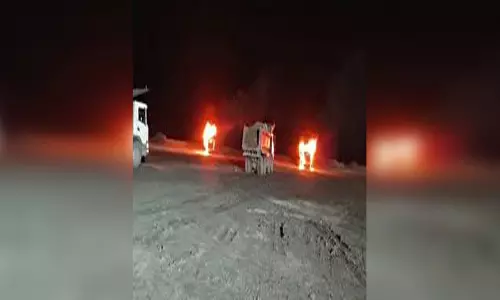 माइनिंग कंपनी के दो वाहन फूंक डाले, अंधाधुंध गोलीबारी में युवक घायल माइनिंग कंपनी के दो वाहन फूंक डाले, अंधाधुंध गोलीबारी में युवक घायल