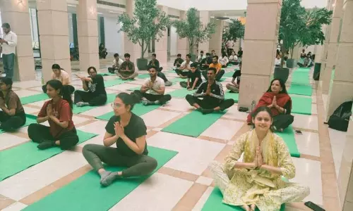 Greater Noida: गलगोटिया विश्वविद्यालय में योग उत्सव की शुरुआत, पूरे महीने होंगे कार्यक्रम