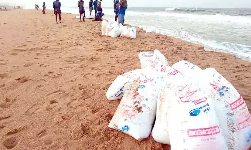 Kerala : किनारे पर बहकर आए बैगों और कंटेनरों को हटाने वाला कोई नही Kerala : किनारे पर बहकर आए बैगों और कंटेनरों को हटाने वाला कोई नही