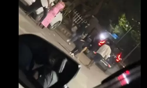 बिगड़ैलों ने बीच सड़क में दिखाया रंग, नशे में थे सभी