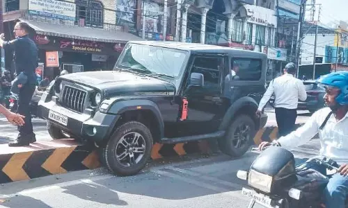 Haldwani: क्लच छोड़कर एक्सीलेटर दबाने से थार हुई हादसे का शिकार