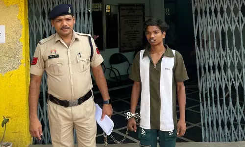 कटोरा तालाब का युवक शराब बेचते गिरफ्तार, एक्टिवा जब्त कटोरा तालाब का युवक शराब बेचते गिरफ्तार, एक्टिवा जब्त