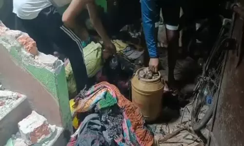 Dhanbad: संपत्ति विवाद में भतीजे ने चाचा के घर पर फेंका बम, बच्ची घायल Dhanbad: संपत्ति विवाद में भतीजे ने चाचा के घर पर फेंका बम, बच्ची घायल